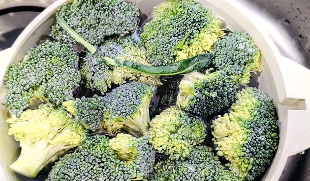 【みんなーーー！ブロッコリー茹でずにこう食べて！】"青果のプロ"直伝「こっちの方が好き！」簡単ハマる食べ方！