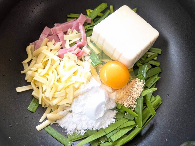 【ニラ1束と豆腐あったら…】今までなんだったの？フライパンに“全部ドン”と入れるだけ！「外はカリッ」「お店みたい」洗い物少なくて神
