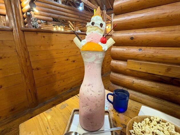 店内は満席で待ち人も！「コメダ珈琲とは一味違うね」「斜め上すぎるボリューム」埼玉発の”デカ盛り聖地”珈琲屋さん