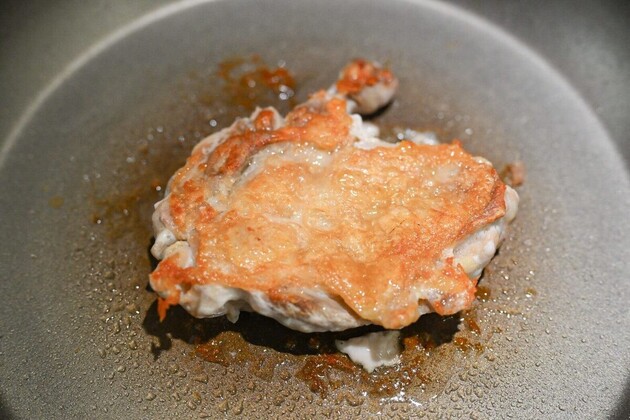 え？今までなんだったの〜！？【フライパンに油は引かないで！？】調理家が教える“肉をカリッカリに焼く裏ワザ”に「早く知教えてよ(泣)」今後はこれ一択！