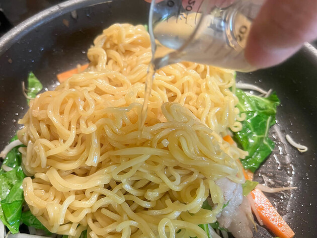 【お願いだから！焼きそばに「水」入れないで！？】"アレ"大さじ2入れるだけ「バカうま！屋台の味」
