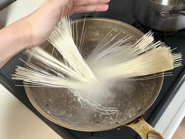 【みんなーー！そうめんはもう茹でないで!?】大バズりおばあちゃんの「麺がくっつかない・固まらない」裏ワザ→「えっ、これだけ!?」「スルッとほぐれた」