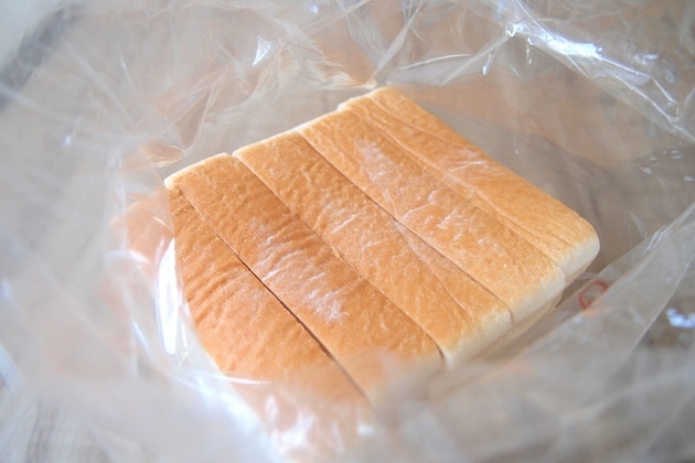 【これ、食べちゃダメ！？】スーパーで買った食パンの“白い粉”にゾクリ…→管理栄養士の回答に「なるほど…！」