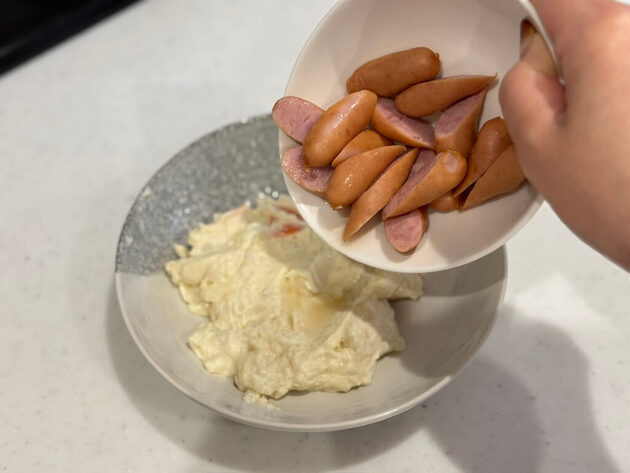夜に見たらアウト!?【ウインナー】余ってる人〜全員やってみて！“食品メーカー”公式の「食べ方」が反則級…背徳レシピ3選