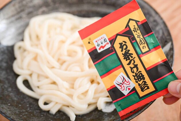 【“お茶づけの素”余ってる人〜！全員やってみて！！】「めんつゆもいらない」「調味料なしで神」ご飯じゃなくて“冷凍うどん”が大大大正解！圧倒的スピード
