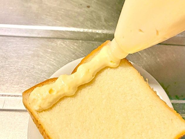 【食パンにマヨ絞ってみ、飛ぶぞ…】バズってSNS民たちが大変なことになったアレ「夜中にこんなもん見せられたら公式さんw！」めちゃうまレシピ！