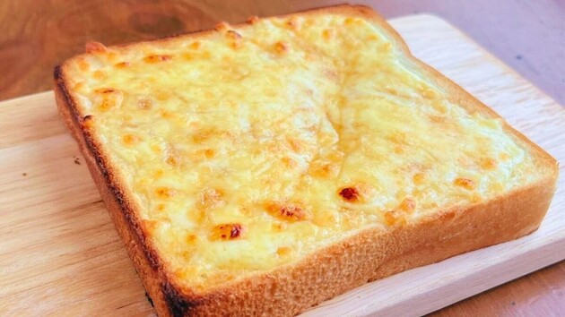 【チーズに“あの粉大さじ1”かけてから焼いてみて!!】とろとろジュワ〜「朝これ出されたらアガるわ」「絶妙」声続々！トーストが劇的に旨くなるよ