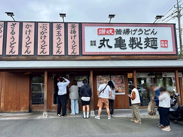 【うわぁ〜！また丸亀製麺がやりよった！】外まで大大大行列「おいおい、無料でいいの！？」“中の人”暴露→定番“おろし”楽しみ方
