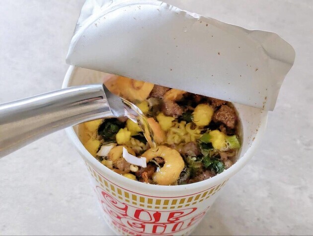 【カップ麺は熱湯じゃないとダメでしょ？】←いいえ、違います！「実は警視庁も…」プロが明かす“裏ワザ”→「マジか」「今まで損してた」