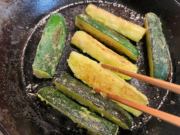 【ズッキーニ1本の食べ方はコレが大大大正解！】「まるでデパ地下級」「カリッじゅわ」が最高！ビールが合う合う♡