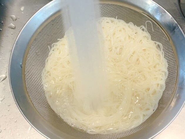 【茹でたそうめん、“そのまま水切り”しないで！！】プロの教えに→「だから麺がくっつくのか(泣)」自然に“プチプチはがれる”裏技！