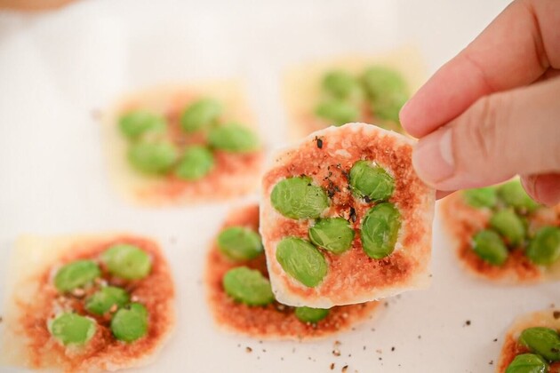【お願い！冷凍庫に“枝豆 ”余ってたら】絶対コレ作ってーー！！うますぎて震えた…「サックサク」「ハイボールだな」おつまみに最高！レンジで2分半