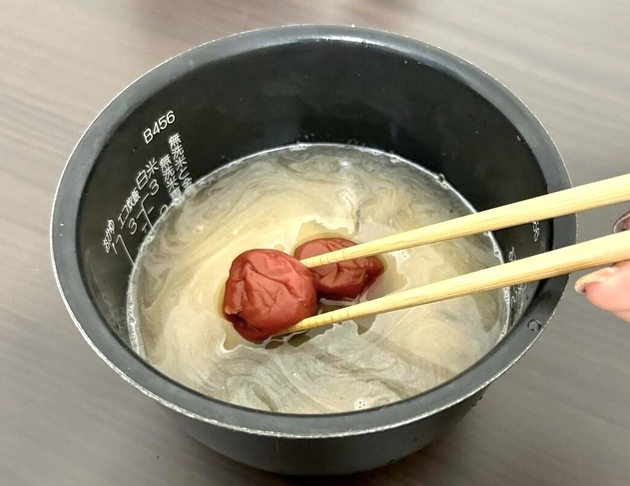 コレのために「梅干し」常備します！【本当は教えたくない】“ドボン”して炊くだけ！→「うまーーっ！」「5分でこれはずるい(泣)」