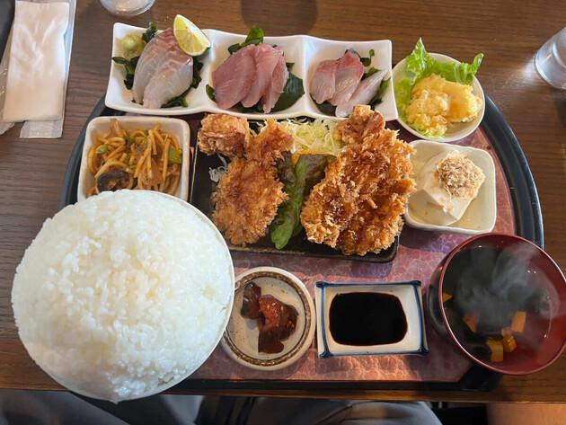 【開店前から3組待ち】「東京にも規格外のお店が欲しい」茶碗の限界を突破した「名前の決まってない定食」1,300円「量も多いしウマい！」