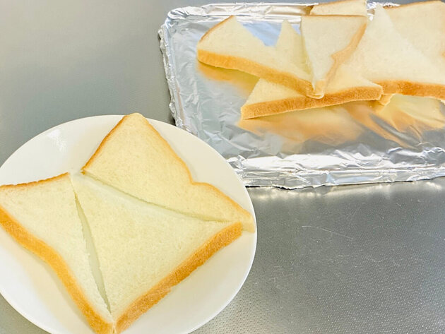 想像を超えた…!!【食パンはこの食べ方が最高！】「三角に切ってのせるだけ」天才かよ〜！「我が家の“テッパン”メニュー確定！」