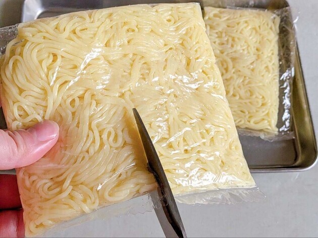 “スーパーで買った焼きそば”が劇的に旨くなる！【和田明日香さん流】『もう付属の粉ソース使うな!?』→「全然違う」「ビール飲みたい～！」