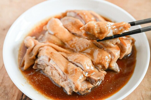 【鶏もも肉はもう焼かない！】"生のままドボ〜ン"するだけ「醤油あったら作れる」油ハネもなくて楽♡