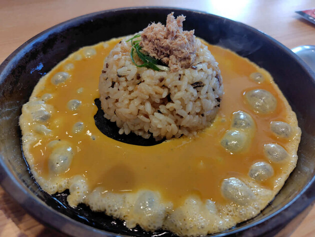 その手があったか…チャーハンは【鉄板】が大正解！「安〜っ！税込429円」「さすが！主役級サイドメニューは」2品を実食！