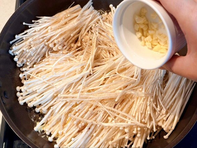 【お願い！“1袋98円の”えのきは炒め物にしないで！】笠原シェフが披露した『震えるほどうまい食べ方』3パック瞬殺だよ！