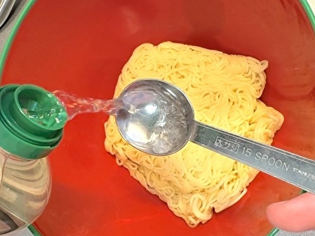 【焼きそば、パッケージ通りに作る】←もうやめて！マジでもったいない！「あの液体」大さじ2入れるだけ→妻がびっくり！麺モッチモチ♪