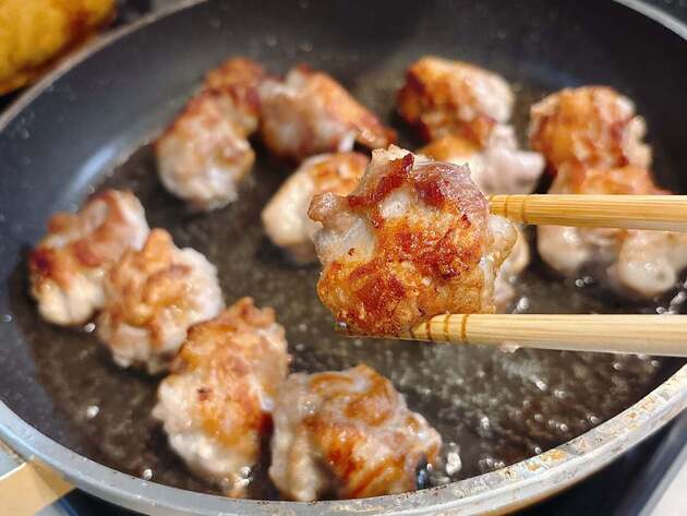 【やっすい豚こま肉、炒めないで！？】笠原シェフが教える“めっちゃうま〜い食べ方”「カリジュワ〜！」「食べ応えすごい」ボリューミー腹パンおかず