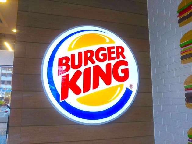 物議！？【バーガーキング】無料の爆盛り化“オールヘビー”と通常を徹底比較した結果…「え！どういうことコレ！？」信じられない光景が目の前に！