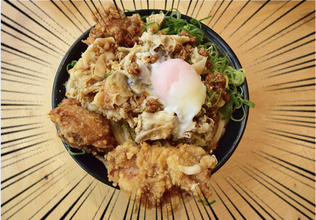 【肉爆盛りすぎて麺見えない】「驚愕の1kg超え」業界騒然の“肉マシマシうどん”登場「実質2人前」