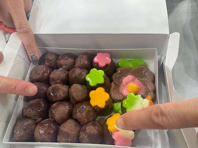 な…何それ！？【青森・津軽地方】だけで超有名な“くじ引き”駄菓子「何そのシステム！ww」「じわじわ面白い」大の大人4人とやってみた結果…