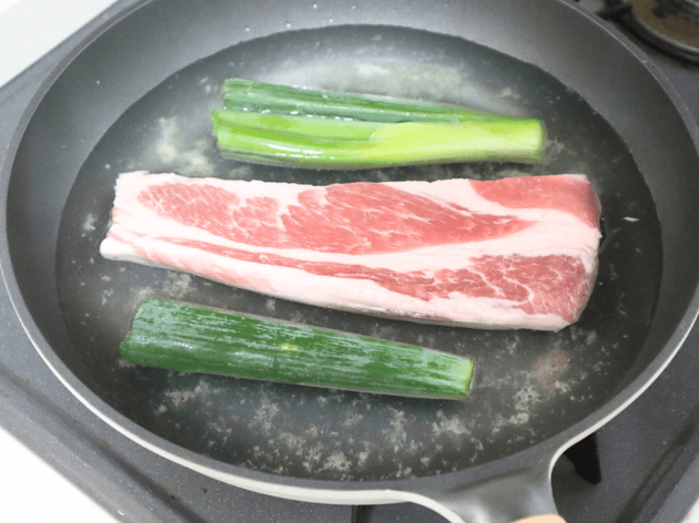 【豚バラ肉】薄切りばっかり買わないで！！“生のままドボ〜ン”で超簡単メイン！「ほったらかし」「感動レベル」まさに反則級…超ウマイ食べ方