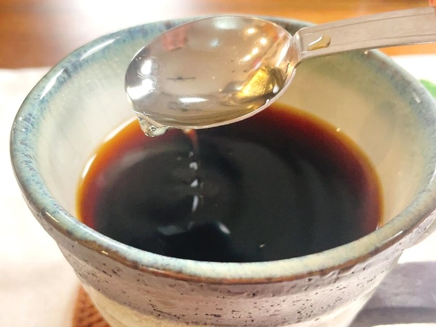 騙されたと思って…【コーヒーに“あの液体”入れてみてーー！】老舗調味料メーカーの公式アレンジ「はーー！こうなるか！」「あ…これハマるかも」