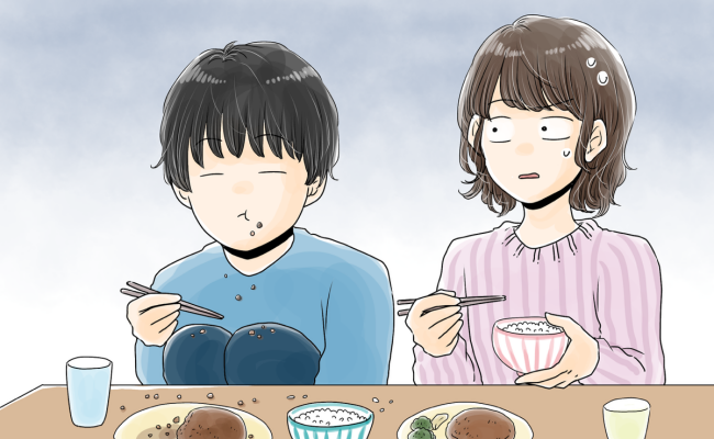 食事中…膝を立てて座り、皿を持たない。「これが本当の姿？」食事マナーが悪すぎる夫に衝撃