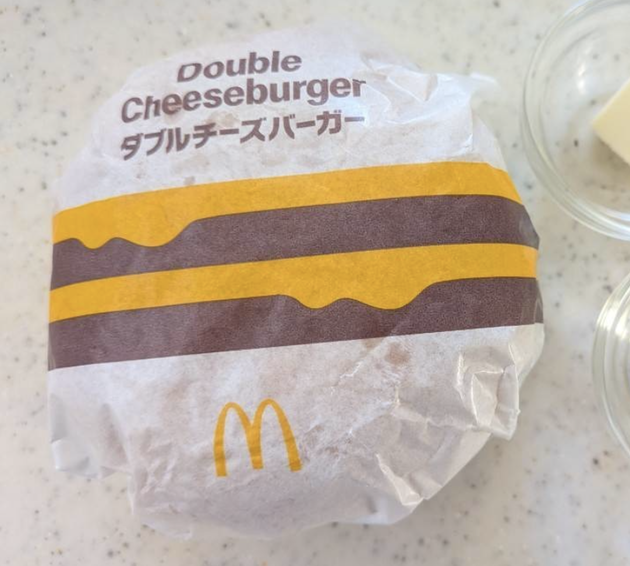 鳥羽シェフのX投稿→お祭り騒ぎになっとる!?【“大バズり”禁断の食べ方】にマックポリスが挑戦「想像の3倍うまい」「激ウマ…」ハマる人続出