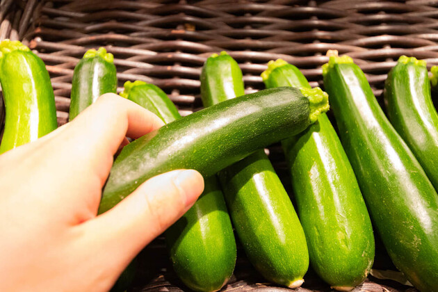 【スーパーのズッキーニ、大きいのを買う】←やめて〜！もったいない！“八百屋”が喝！「3つのコツがあって…」→「そこ見るの！？」答えは簡単！