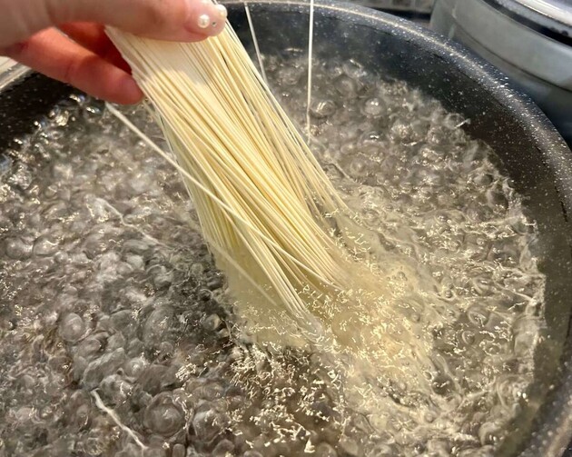 【もう、そうめんはもう茹でないで！？】大バズり“そば屋のおばあちゃん”直伝「吹きこぼれない」「茹でた麺がくっつかない」新常識な茹で方