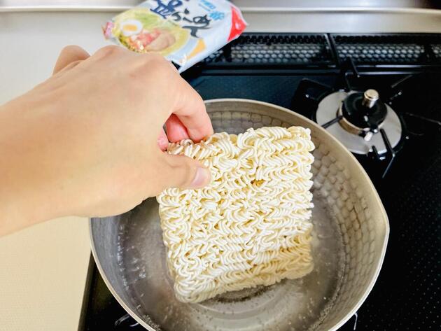 【お願い！インスタント袋麺あったら】絶対これやってーー！「1袋で2品も完成!?」「暑い日はもう一生コレだね！」