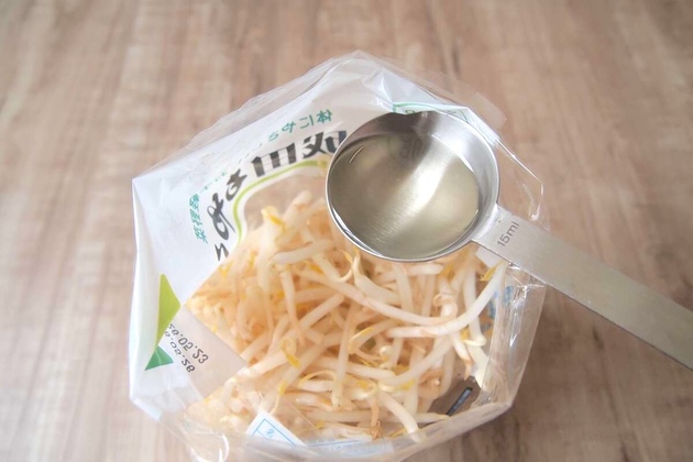 【お願い！"1袋19円の"袋もやしそのまま炒めないで！】お家にある"あの液体"を小さじ1〜2たらすだけ…『シャキシャキに仕上がる食べ方』！