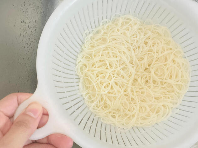 【茹でたそうめん】水切りしたままにしないで!!プロ直伝「時間が経っても麺がくっつかない」裏ワザ
