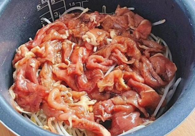 【お願い！"1袋30円の"袋もやしと豚肉】は炒め物にしないで！？「ぶち込んで炊くだけ」「美味しそう」簡単おかず爆誕