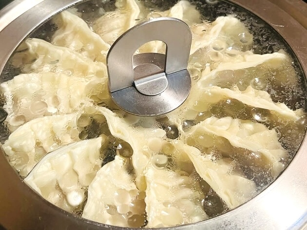 【お願い！餃子を焼くとき「水」入れないでーーー！】笠原シェフが明かす「水の代わり」の正体にえええ！"お店レベル"神の焼き方