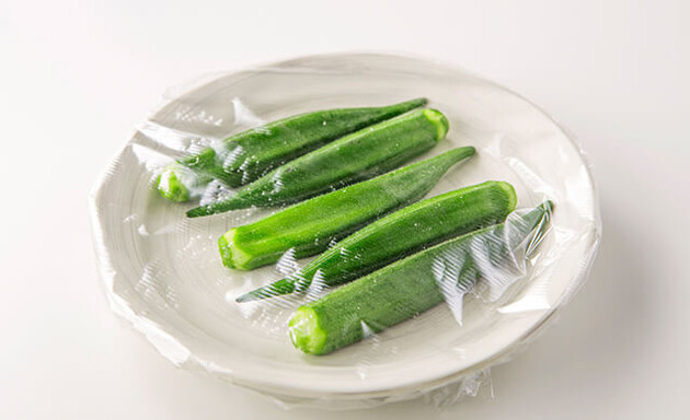 【オクラ余ってる人〜！全員やってみて！】もう茹でなくてよかった(泣)…野菜のプロが教える「レンジで◯秒」「互い違いに並べて…」テクが神