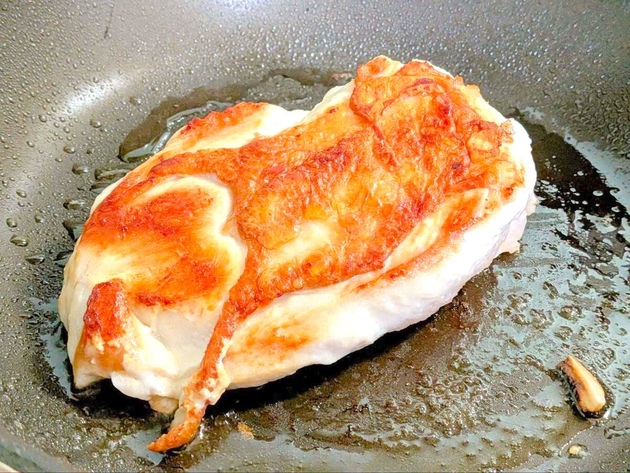 【今後"鶏むね肉"はもうこれしかないよッ！】さすが和田明日香さん♪皮パリッパリで夫も「これどうやって焼いたの！？」驚愕の仕上がり！