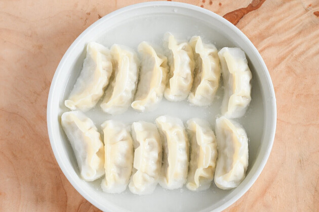 食べた瞬間ぶっ飛ぶ美味しさ(泣)【冷凍餃子】フライパンで焼かないでーー！？"水にドボン"が大大大正解「どゆこと？」レンジで完結の超うまい食べ方