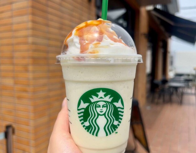 知らなかった…！！【元スタバ店員が教える】フラペチーノ®を"無料で増やす"ワザ「増量！追加！→0円」夏に知ってるとお得な飲み方
