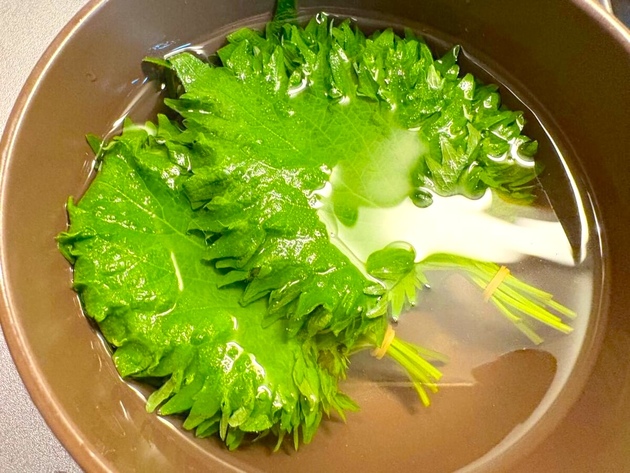 【家中の大葉→“あの液体”にドボン！して】これやってみたかった「100枚いけそう」「ご飯ドロボーッ！！」