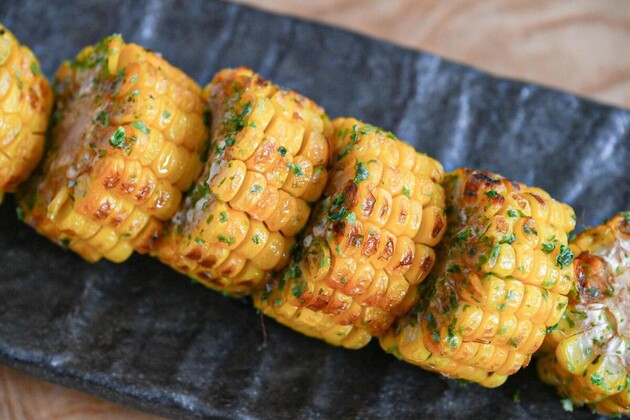 【いつものトウモロコシに戻れない！！】ジュ〜ッ！超簡単→家族で争奪戦「他のおかずも食べて(泣)」「あっという間にない」大人気“屋台の味”♡
