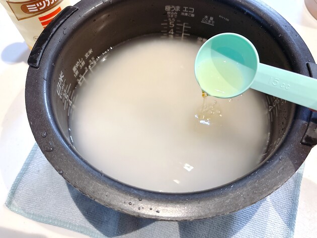 【お願い！夏場は「水だけ」でごはん炊かないで…！？】“あの液体”を大さじ1/2「味やニオイはしません」「ふっくらツヤツヤ」