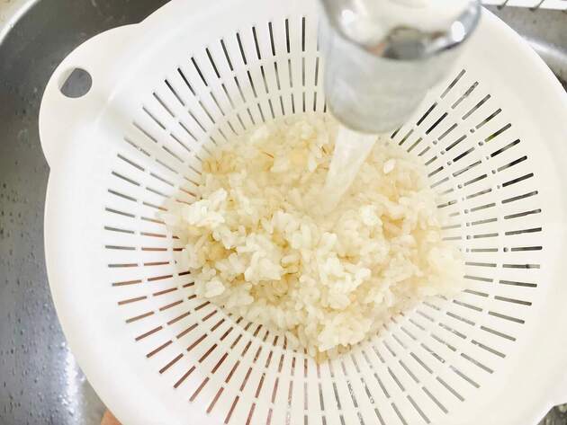 この発想はなかった！【炊かれた白ごはん】を水洗い!?「冷えた"アレ"をドーン!!」「飲めるほどウマい！」衝撃アレンジ