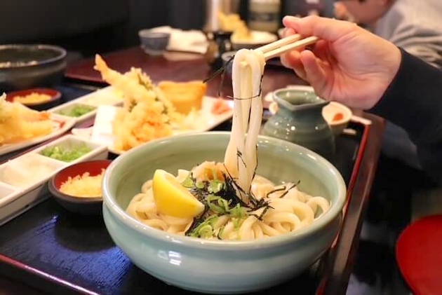 昼過ぎなのに65組待ち！？【香川の超名店】さすがは"うどん県"「これは並んででも絶対食べたいわ…！」非日常空間でいただく極上の一杯！
