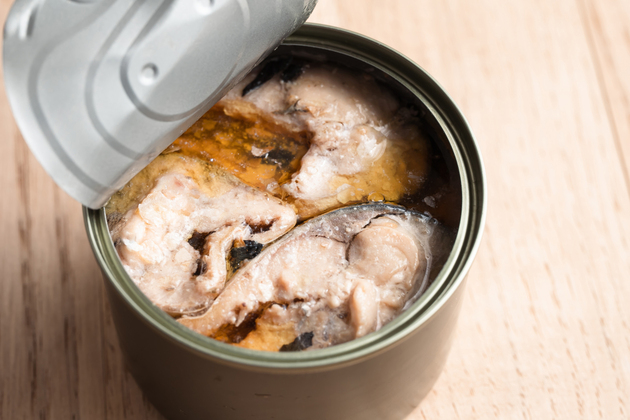 【こんなサバ缶、食べちゃ危険！？】よ〜く見たら中身に「異変」が…見た瞬間"ゾッ"→メーカー公式の回答がまさかの理由だった！
