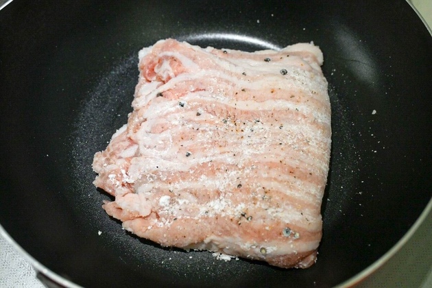 【豚バラ肉と大葉あったら…全員やってみて！】夫「これおいしい！」パック肉→パタン「まるで塊肉」"優勝"しっとりジューシーレシピ